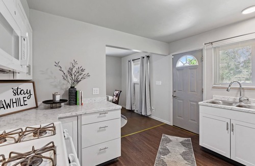 Columbus House | Spacious, Reno’d, 4Bed/2Bath Home in Central Columbus with WiFi, & Fenced yard!