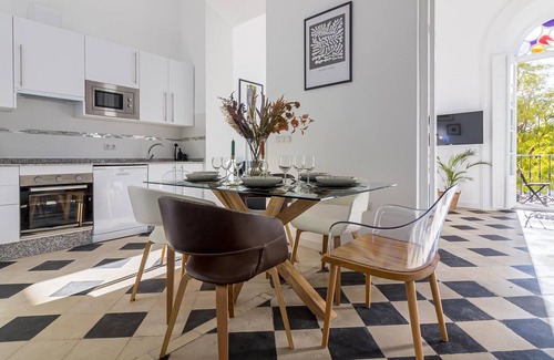 La Victoria Apartment | Spacious renovated apartment, 4 bedrooms, parking, Malaga city center