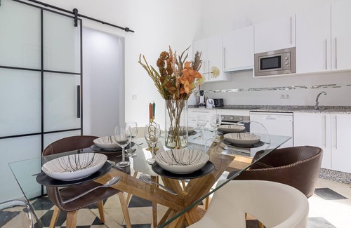 La Victoria Apartment | Spacious renovated apartment, 4 bedrooms, parking, Malaga city center