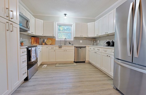 Knoxville House | Spacious Retreat Close to Campus