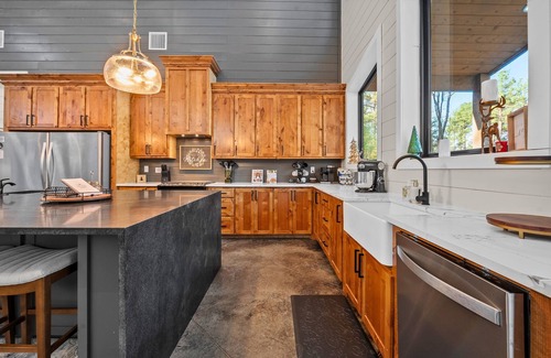 Pickens Cabin | Spacious Retreat with Bunkhouse, Fire Pit, Hot Tub