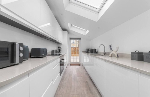 Merton Apartment | Spacious Room In Morden