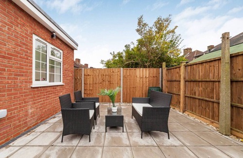 Merton Apartment | Spacious Room In Morden