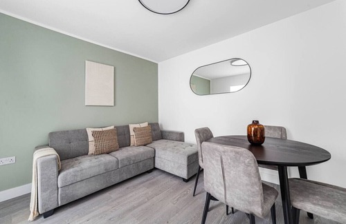 Merton Apartment | Spacious Room In Morden
