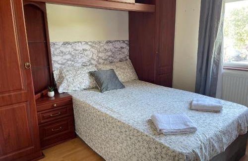 North Finchley House | Spacious Room In North London