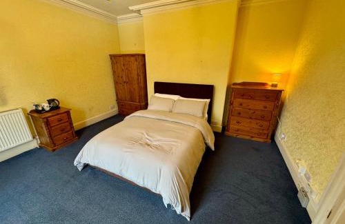 Birmingham House | Spacious Rooms Edgbaston Central WiFi Parking