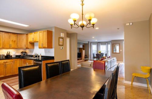 East Garfield Park House | Spacious Row Home next Transit near Downtown w Parking