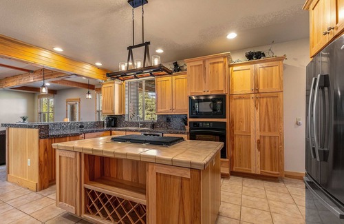 Redmond House | Spacious & Rustic Lodge Cabin. 4 Bedroom Kid & Pet Friendly w/Private Hot Tub!