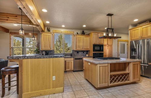 Redmond House | Spacious & Rustic Lodge Cabin. 4 Bedroom Kid & Pet Friendly w/Private Hot Tub!