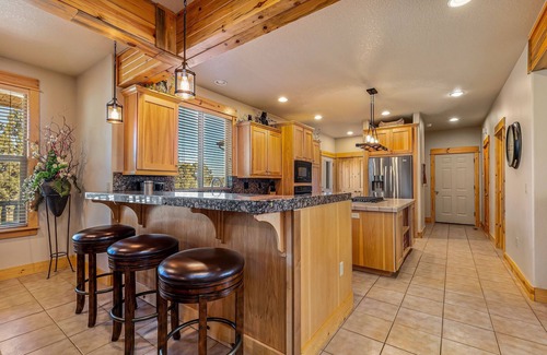 Redmond House | Spacious & Rustic Lodge Cabin. 4 Bedroom Kid & Pet Friendly w/Private Hot Tub!