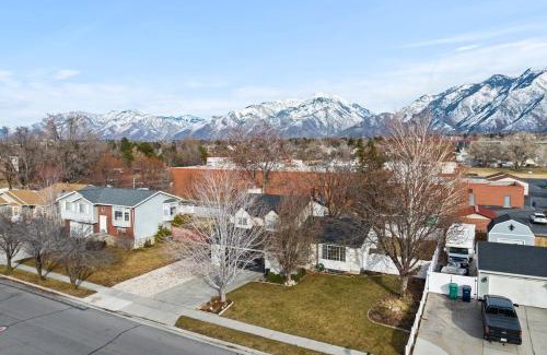 Sandy House | Spacious Sandy Home with Hot Tub & Game room near Ski resorts Park City & Down Town