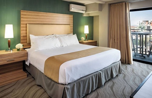 Little Italy Hotel | Spacious Scenic Suite Great for Art Lovers by San Diego Attractions | 4 Units