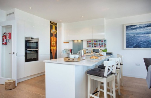 Newquay Apartment | Spacious Sea View Apartment | Sleeps 8 | Dog-Friendly | Pool Access