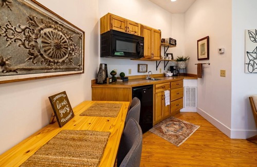 Mentone Apartment | Spacious Secluded Upscale King Studio in Mentone