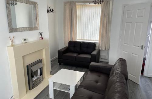 Leigh Apartment | Spacious semi detached house