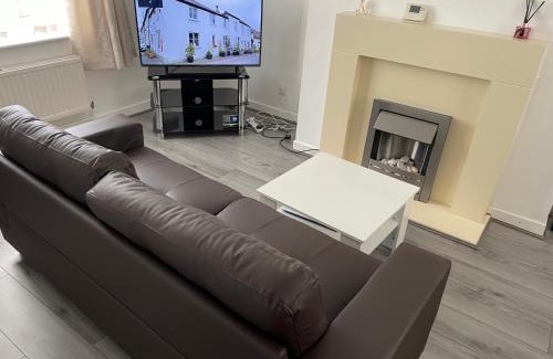 Leigh Apartment | Spacious semi detached house