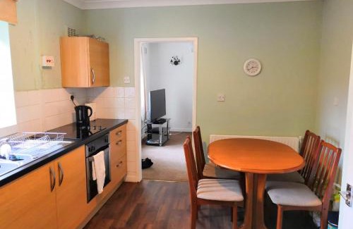 Leigh Apartment | Spacious semi detached house