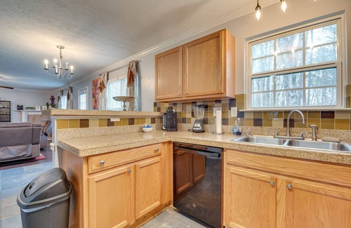 Snellville House | Spacious Snellville Home w/Yard: 28 Mi to Atlanta