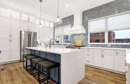 Lockerbie Square House | Spacious SoHo-Style Townhouse