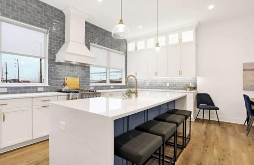 Lockerbie Square House | Spacious SoHo-Style Townhouse
