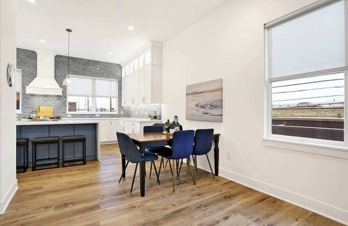 Lockerbie Square House | Spacious SoHo-Style Townhouse
