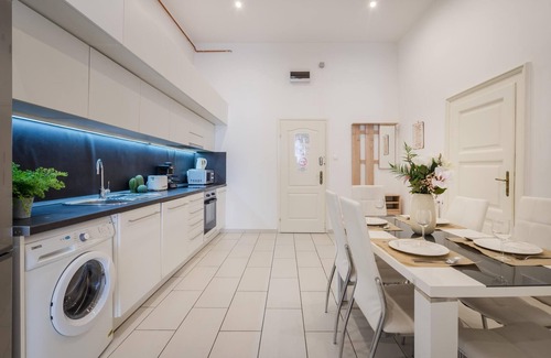 Belvaros - Lipotvaros Apartment | Spacious Stay at Bank Center Parlament Neighbor