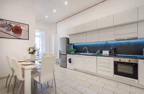 Belvaros - Lipotvaros Apartment | Spacious Stay at Bank Center Parlament Neighbor