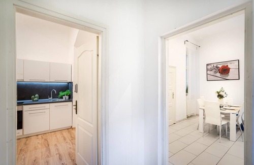 Belvaros - Lipotvaros Apartment | Spacious Stay at Bank Center Parlament Neighbor