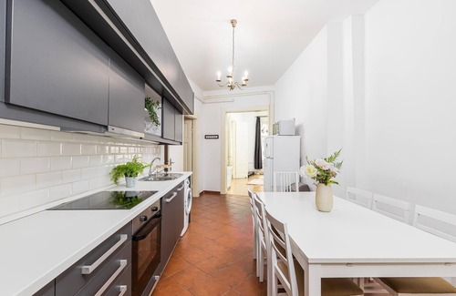 Inner City Budapest Apartment | Spacious Stay by Synagogue View City Center