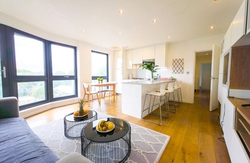 Bow Apartment | Spacious Stylish Flat with Balcony | Pass The Keys