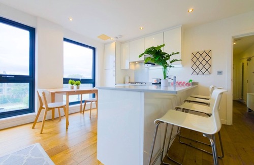 Bow Apartment | Spacious Stylish Flat with Balcony | Pass The Keys