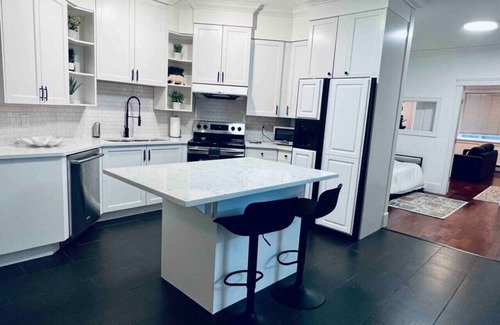 Guildford House | Spacious Suite in Fraser Heights