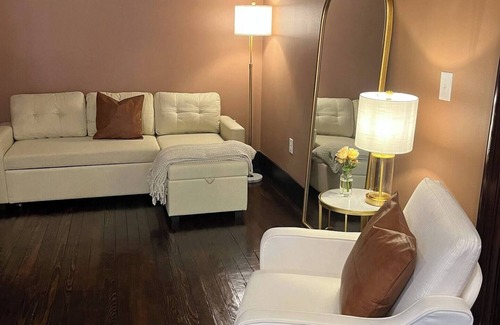 Marshall Apartment | SPACIOUS suite with AC and WiFi in charming historical downtown Marshall, TX