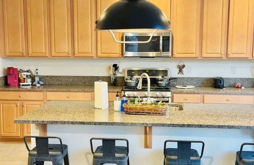 Reno House | Spacious Sun-Drenched Retreat/Sleeps 16