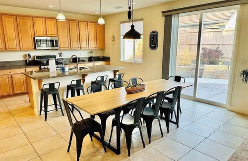 Reno House | Spacious Sun-Drenched Retreat/Sleeps 16