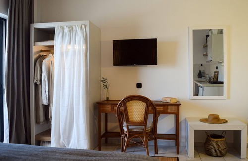 Galatas Hotel | Spacious superior room in a peaceful environment