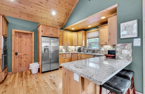 Tahoma House | Spacious Tahoma Retreat with Hot Tub and Game Room