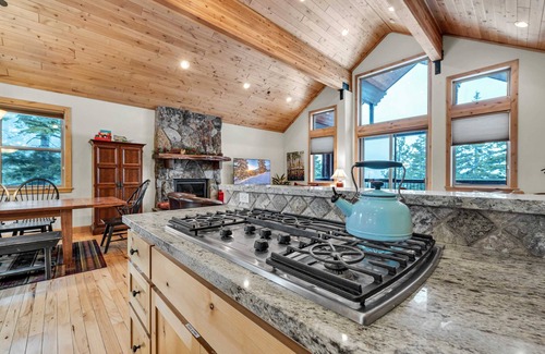 Tahoma House | Spacious Tahoma Retreat with Hot Tub and Game Room