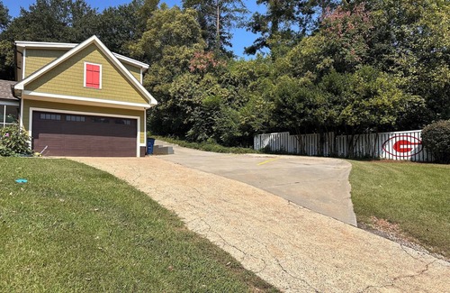 Athens House | Spacious Tailgate Haven-3-bedroom house with outdoor entertaining space-sleeps 8