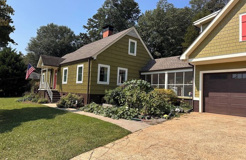 Athens House | Spacious Tailgate Haven-3-bedroom house with outdoor entertaining space-sleeps 8