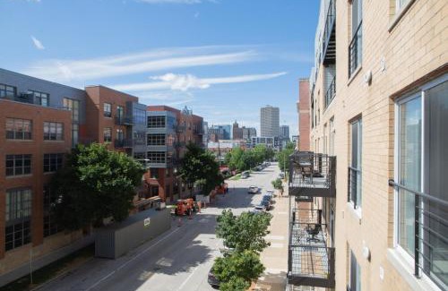 Historic Third Ward Apartment | Spacious Third Ward Apt Near Summerfest with Balcony