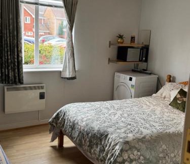 Tremorfa House | Spacious Tidy Room