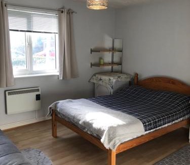 Tremorfa House | Spacious Tidy Room