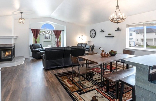Abbott Loop House | Spacious Townhome in South Anchorage
