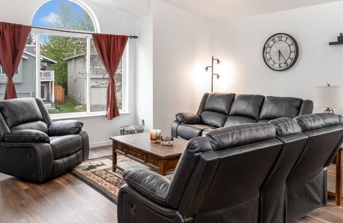 Abbott Loop House | Spacious Townhome in South Anchorage