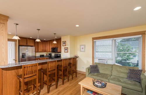 York Beach House | SPACIOUS TOWNHOUSE NEAR SHORT SANDS BEACH