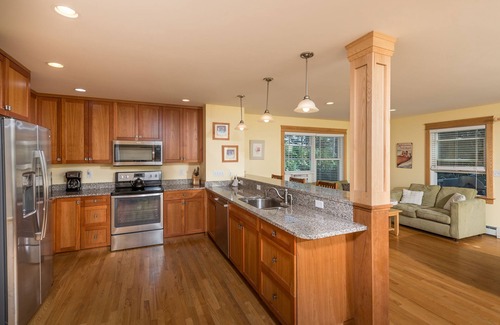 York Beach House | SPACIOUS TOWNHOUSE NEAR SHORT SANDS BEACH