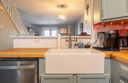 Littleton House | Spacious two-bed three-bath Centennial townhousenn