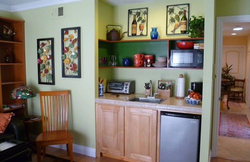 Solana Beach Apartment | Spacious Two Room Suite. 1 Mile to Beach & Del Mar Racetrack