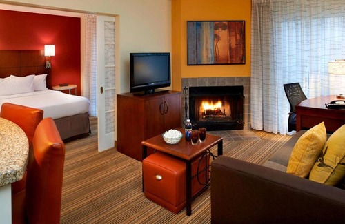 Warren Hotel | Spacious Unit Near Detroit Attractions, Full Kitchen w/Free Breakfast!